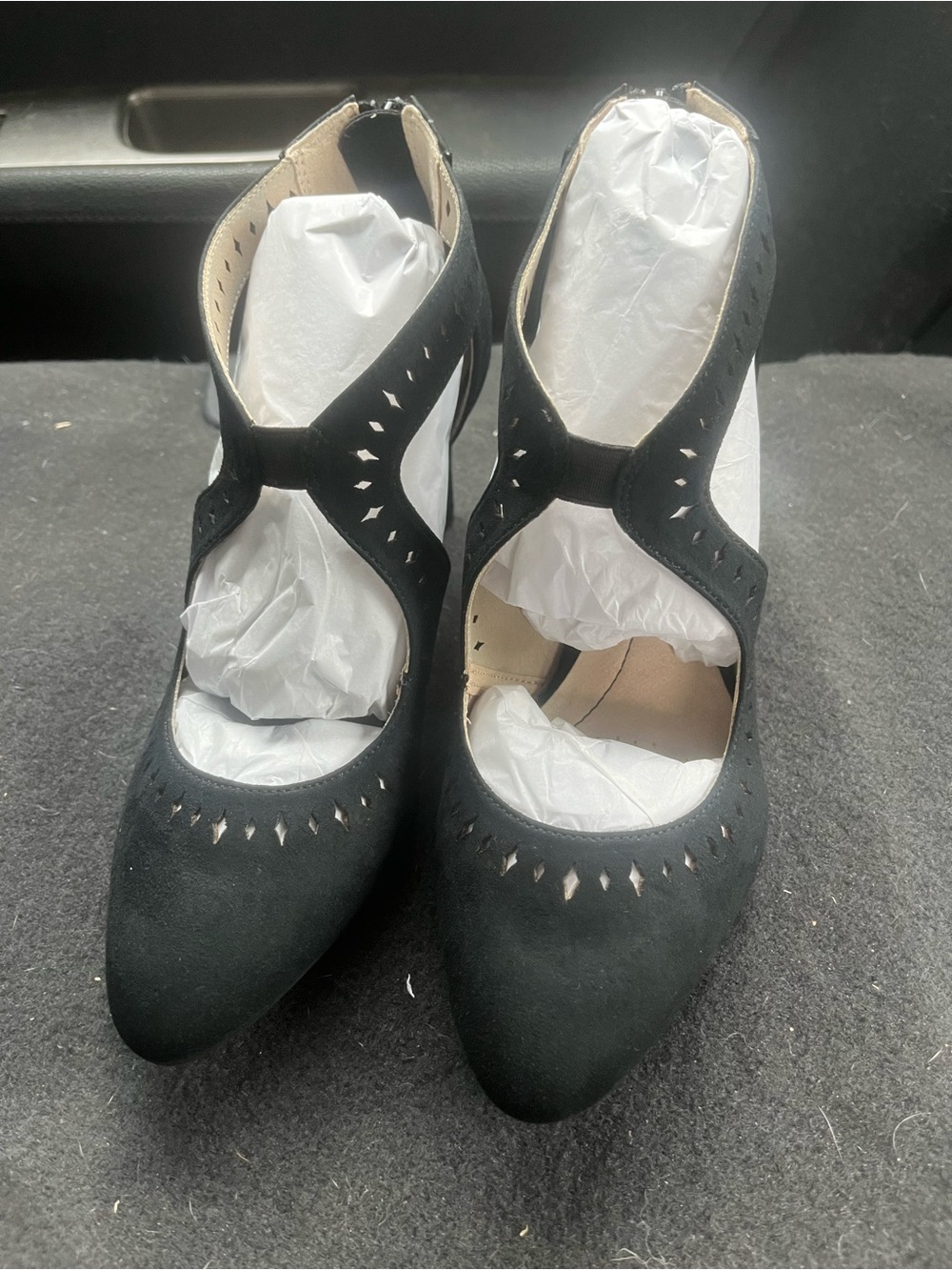 Life Stride Black Pointed-Toe Cutout Heels